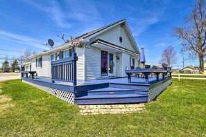Exterior - Lakefront Retreat with Dock Access & Kayak Adventures in Houghton Lake, Michigan (Houghton Lake)
