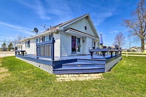 Exterior - Lakefront Retreat with Dock Access & Kayak Adventures in Houghton Lake, Michigan (Houghton Lake)