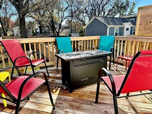 Outdoor dining - Radiant Urban Vacation Rental Sanctuary near Catawba River in North Carolina (Charlotte)