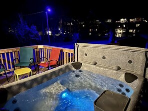 Outdoor spa tub - Radiant Urban Vacation Rental Sanctuary near Catawba River in North Carolina (Charlotte)