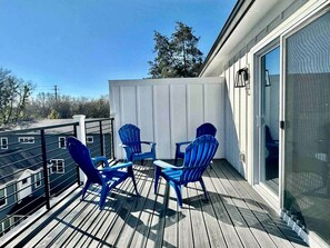 Terrace/patio - Radiant Urban Vacation Rental Sanctuary near Catawba River in North Carolina (Charlotte)