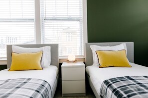 4 bedrooms, desk, iron/ironing board, WiFi - Radiant Urban Vacation Rental Sanctuary near Catawba River in North Carolina (Charlotte)