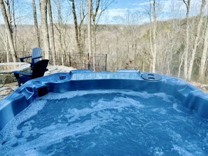 Outdoor spa tub - Scenic Bluffside Tiny Home Retreat with Kid-Friendly Loft near South Cumberland in Monteagle, Tennessee (Monteagle)