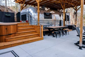 Outdoor dining - Retro Camper Retreat with Firepit & Hot Tub Escape in Sevierville, Tennessee (Sevierville)