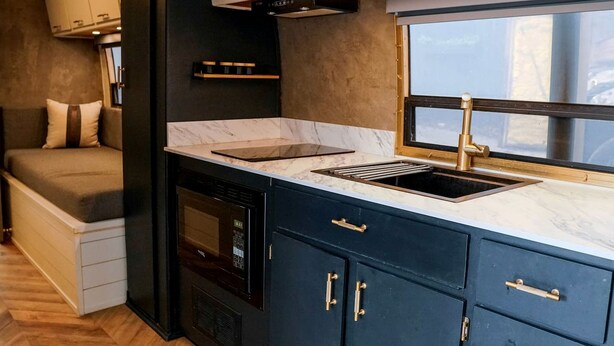 Cafetera/tetera, refrigerador, microondas, placa de cocina