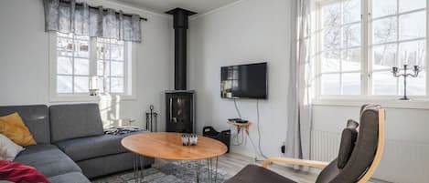 Appartement, 2 chambres, animaux de compagnie acceptés, vue sur la montagne | Aire de séjour