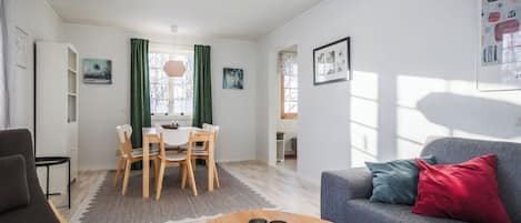 Appartement, 2 chambres, animaux de compagnie acceptés, vue sur la montagne | Aire de séjour