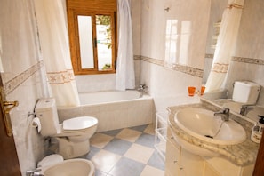 A bathroom with a toilet, bidet, bathtub, and sink. - Magdalena 1st. Spacious apartment in the center of La Herradura bay (Almuñécar)