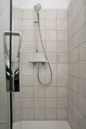 Douche, séchoir à cheveux, serviettes fournies