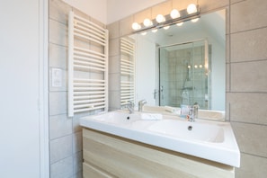Douche, séchoir à cheveux, serviettes fournies