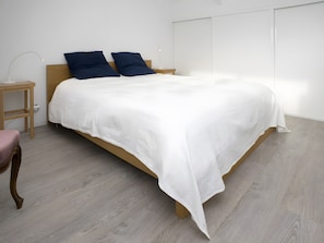 WiFi, bed sheets
