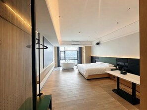 Desk, laptop workspace, blackout curtains, soundproofing - Baogeli Landmark Sky Hotel (Guangzhou)