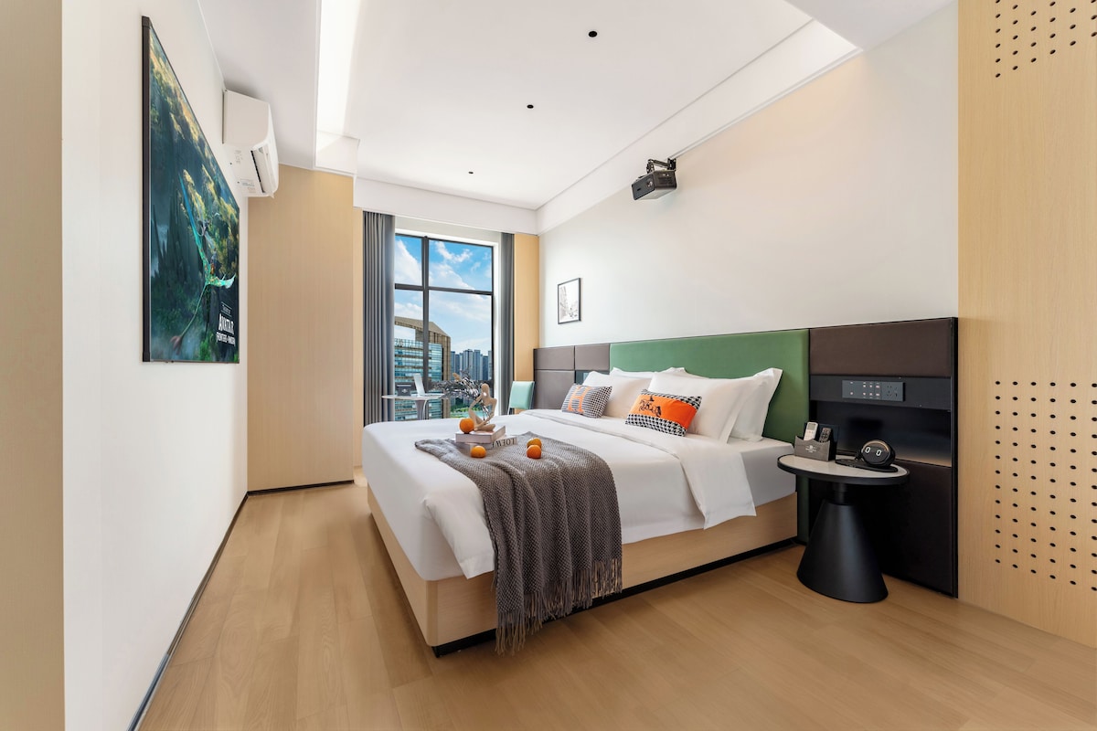 Quarto triplo família, vista para a cidade | Roupas de cama premium, camas com colchões pillow-top, escrivaninha