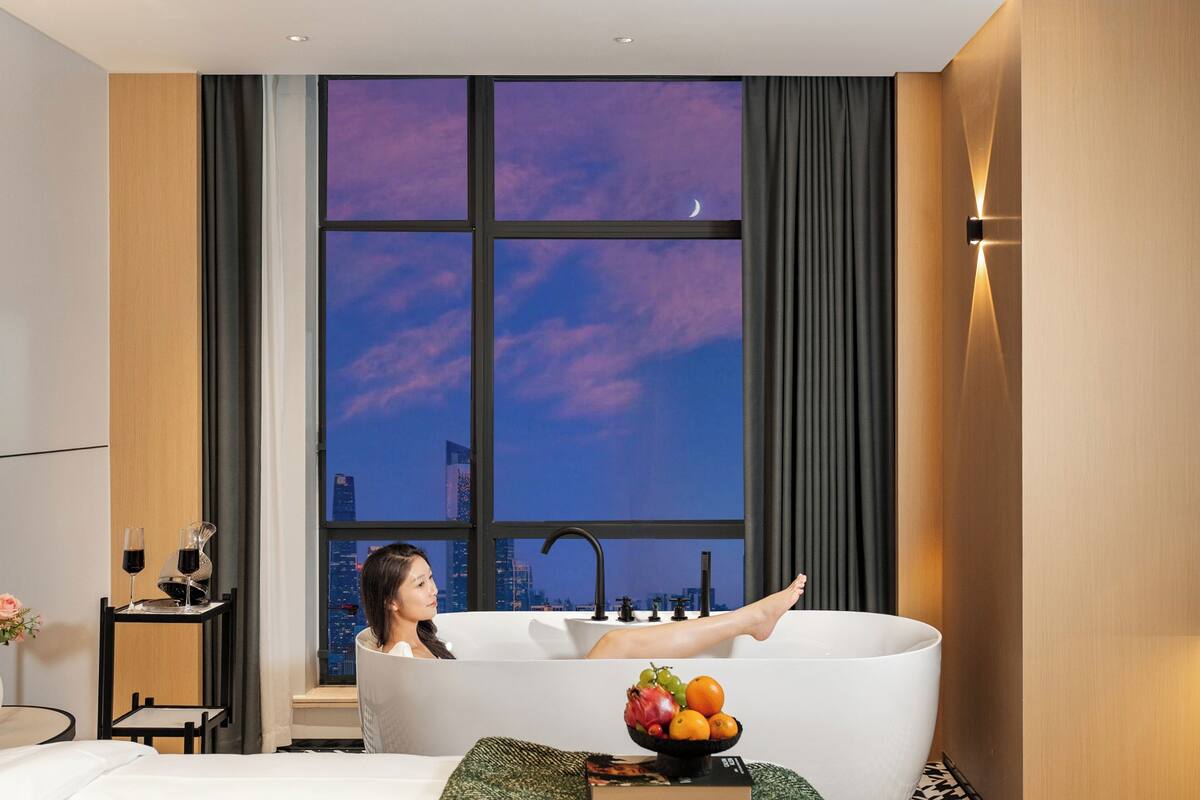 180° View Window Bathtub King Room | View from room