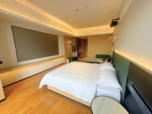 Superior Double Room, City View | Desk, laptop workspace, blackout curtains, soundproofing - Baogeli Landmark Sky Hotel (Guangzhou)