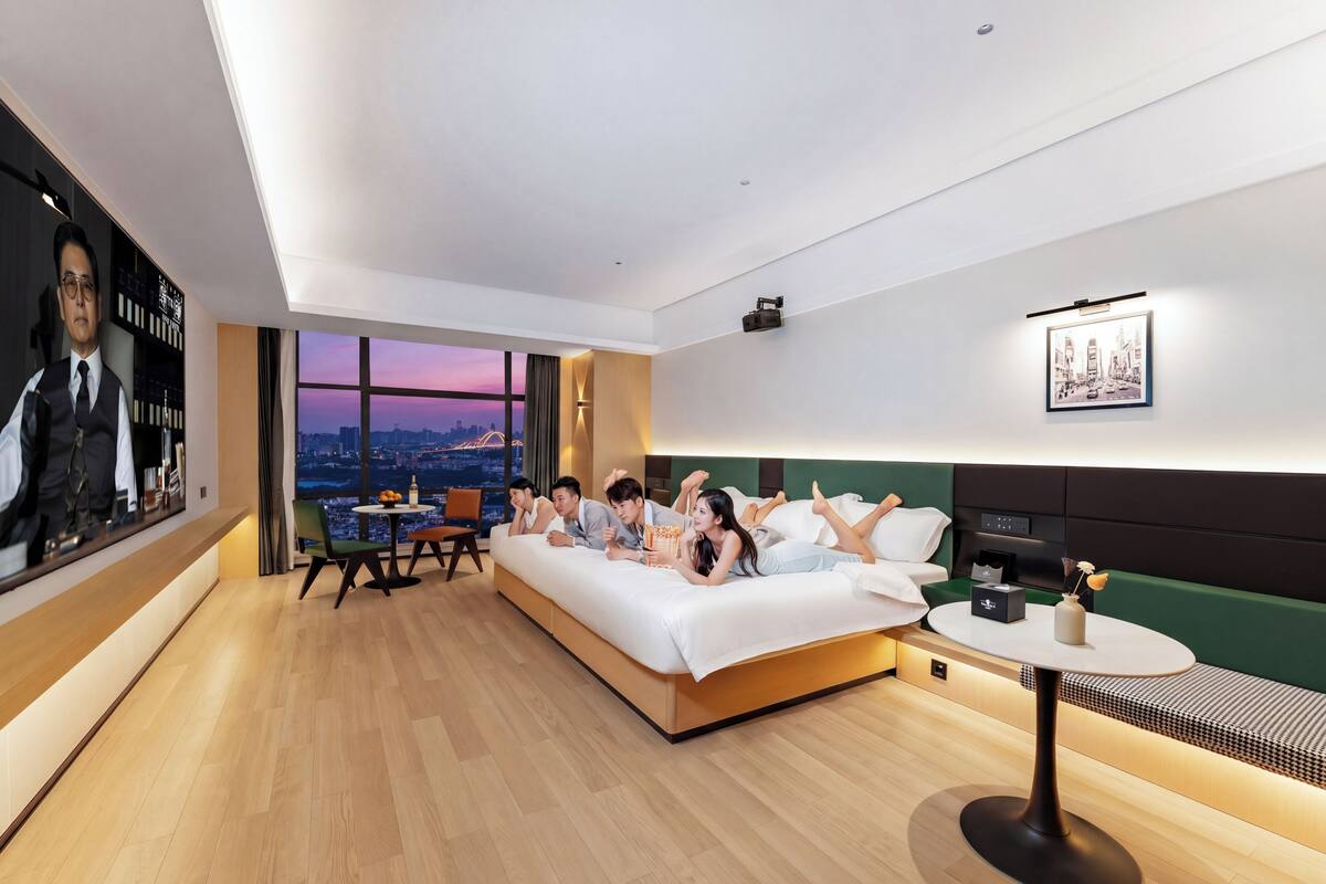 Hollywood MAX 3m Extra Wide King Room