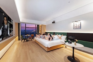 Comfort-Vierbettzimmer, Stadtblick | Hochwertige Bettwaren, Pillowtop-Betten, individuell dekoriert