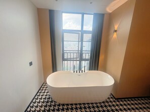 Shower, hair dryer, slippers, towels - Baogeli Landmark Sky Hotel (Guangzhou)