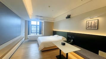 Escritorio, espacio para trabajar con un portátil, cortinas opacas