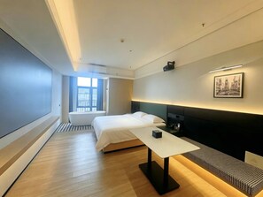 Desk, laptop workspace, blackout curtains, soundproofing - Baogeli Landmark Sky Hotel (Guangzhou)