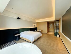 Desk, laptop workspace, blackout curtains, soundproofing - Baogeli Landmark Sky Hotel (Guangzhou)