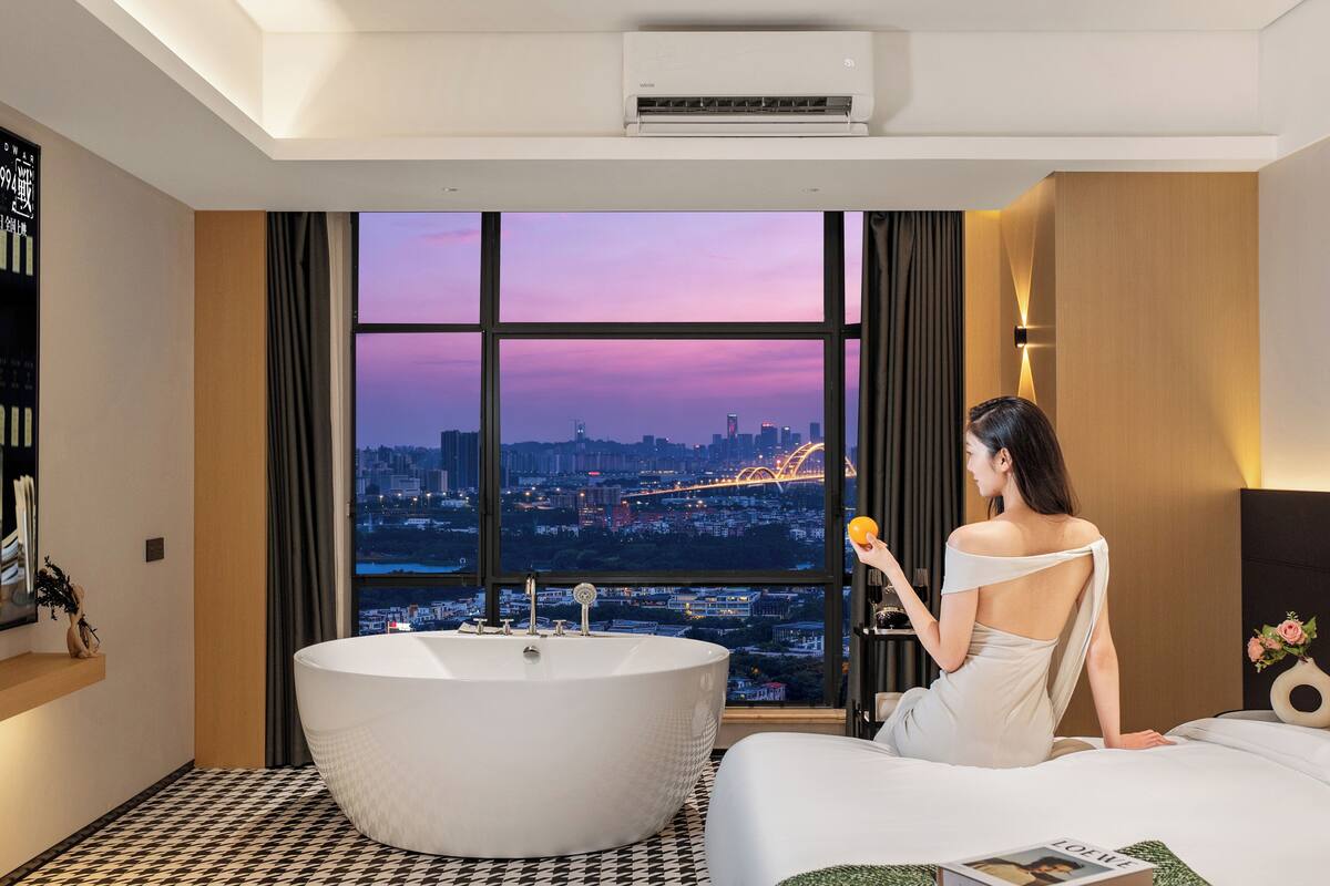 MAX Panoramic King Room with Private Pool
