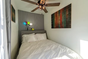 WiFi, bed sheets - Cute Cozy Cottage by the Pipestream Creek and Close to Pipestream State Park in West Virginia (Pipestem)