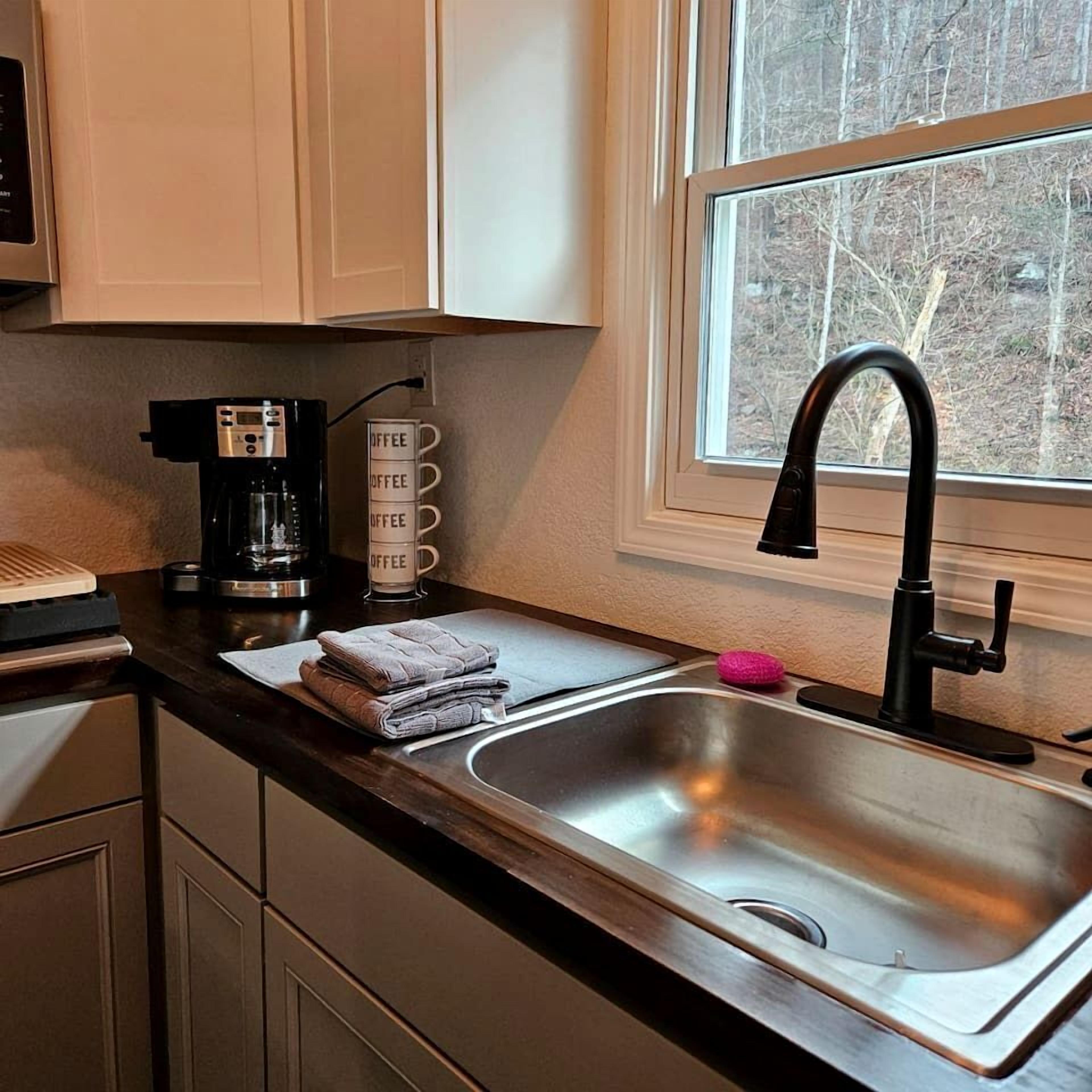 Coffee/tea maker, fridge, microwave, oven
