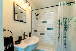 Jetted bath, hair dryer, towels - Cute Cozy Cottage by the Pipestream Creek and Close to Pipestream State Park in West Virginia (Pipestem)