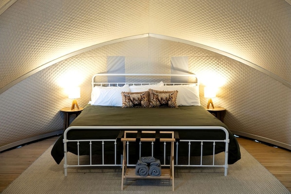 1 bedroom, travel cot, WiFi, bed sheets