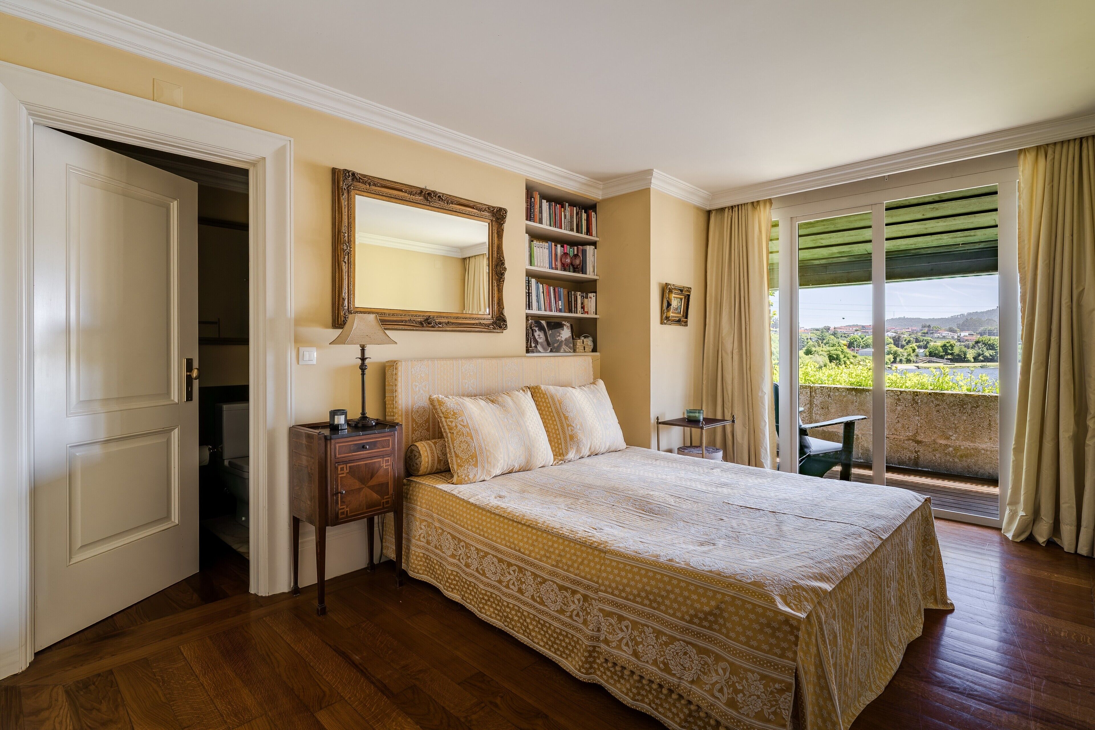 7 quartos, ferros/tábuas de passar roupa, Wi-Fi, roupa de cama