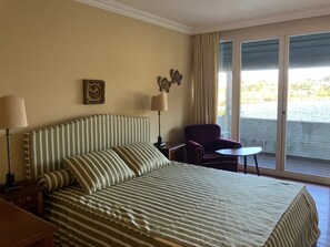 Tabla de planchar con plancha, wifi y ropa de cama 