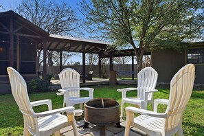 Terrace/patio - Cozy, Pet Friendly Cottage with Gorgeous Outdoor Space for a Weekend Getaway to New Braunfels, Texas (New Braunfels)