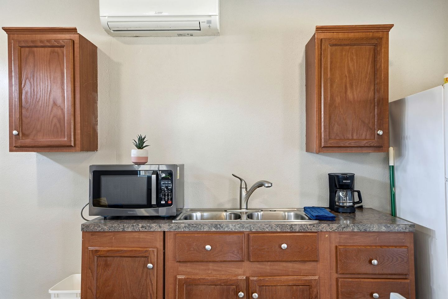 Coffee/tea maker, fridge, stovetop, toaster