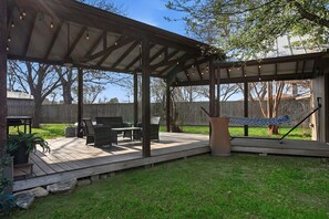 Terrace/patio - Cozy, Pet Friendly Cottage with Gorgeous Outdoor Space for a Weekend Getaway to New Braunfels, Texas (New Braunfels)
