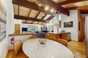 House | 4 bedrooms, Internet - Upscale Tahoe Townhome Near Incline w Fireplace (Incline Village)