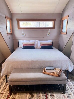 Escritorio, wifi y ropa de cama 