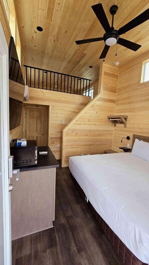 1 bedroom, WiFi, bed sheets - Serene Chalet Retreat with Loft, Scenic Views & Outdoor Relaxation in Williams, Arizona (Williams)