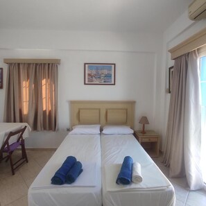 WiFi, bed sheets - Studio '1' with Sea View and Private Balcony (Arginonta)