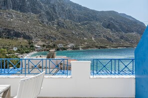 A balcony with a view of a coastal area, including a rocky mountain and a body of water. - Katerina's Studio '1' with Sea View and Private Balcony (Arginonta)