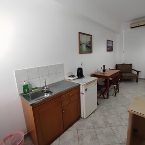 Fridge, stovetop, coffee/tea maker, electric kettle - Studio '2' with Sea View and Private Balcony (Arginonta)