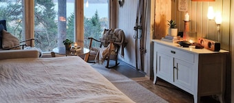 Offgrid cottage with fjord view near Emblemsanden