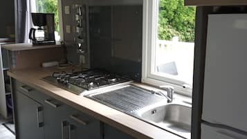 Fridge, microwave, stovetop, coffee/tea maker