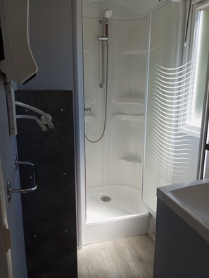 Shower - Mobile Home “Home” with Private Terrace (Plounévézel)
