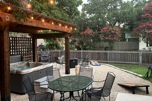 Outdoor dining - Pet Friendly, Rustic Cottage with Hot Tub and Charming Backyard, Perfect for a Weekend Escape from Austin, Texas (Fredericksburg)