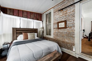 3 bedrooms, WiFi, bed sheets - Pet Friendly, Rustic Cottage with Hot Tub and Charming Backyard, Perfect for a Weekend Escape from Austin, Texas (Fredericksburg)