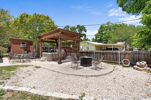 Outdoor dining - Pet Friendly, Rustic Cottage with Hot Tub and Charming Backyard, Perfect for a Weekend Escape from Austin, Texas (Fredericksburg)
