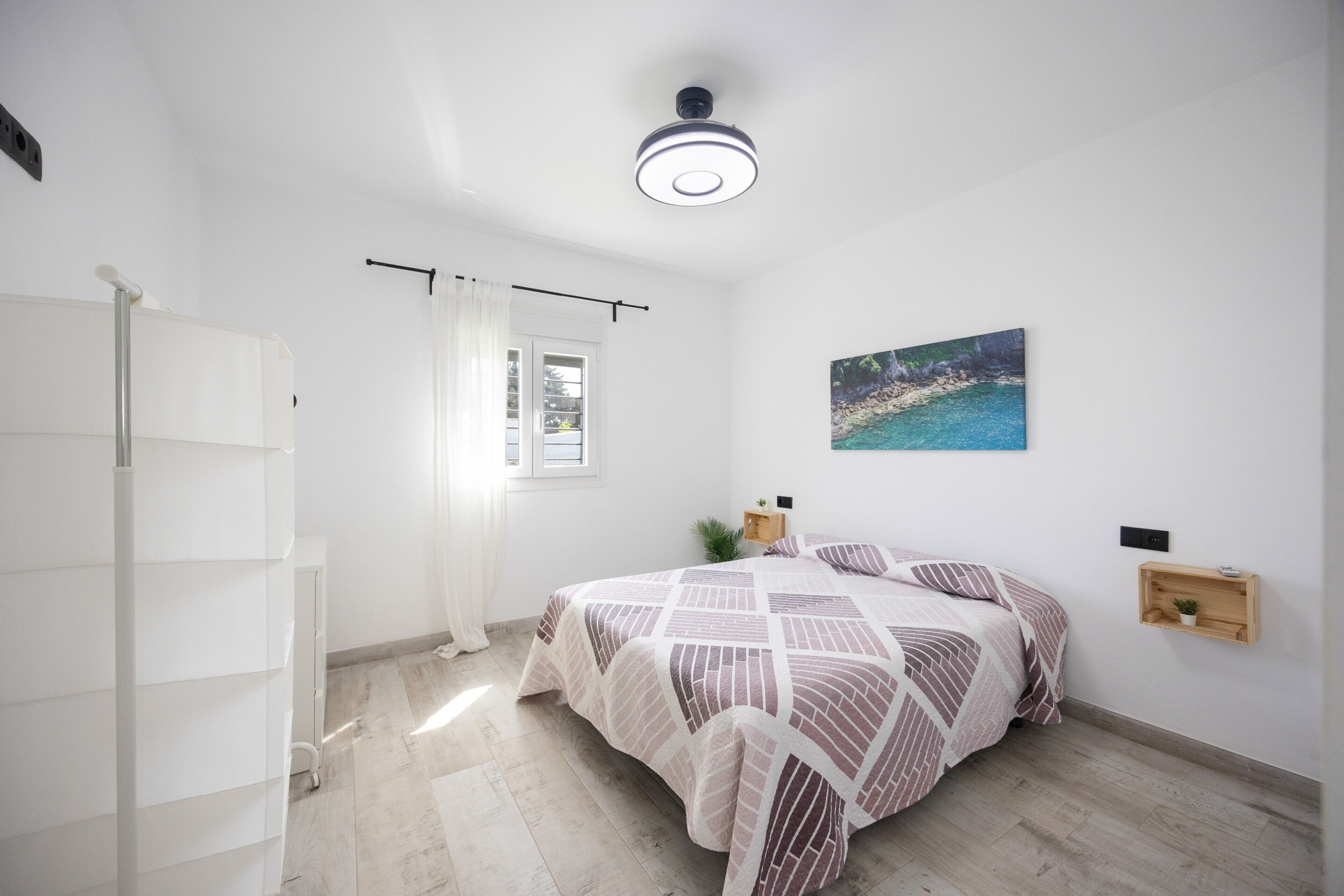 5 bedrooms, iron/ironing board, WiFi, bed sheets