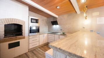 Coffee/tea maker, fridge, microwave, oven