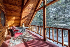 Outdoor dining - Cozy Rustic Log Cabin with Trails & Wildlife Near Yellowstone, Island Park Idaho (Island Park)